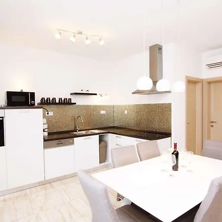 In Seget Donji 40162 Apartamento